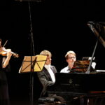 XXIV Międzynarodowy Festiwal Muzyczny im. Krystyny Jamroz w Buskim Samorządowym Centrum Kultury. Recital Nadzwyczajny. Na zdjęciu od lewej: Bomsori Kim (Korea Płd.) - skrzypce oraz Rafał Blechacz - fortepian / Marzena Mąkosa / Radio Kielce