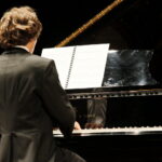 XXIV Międzynarodowy Festiwal Muzyczny im. Krystyny Jamroz w Buskim Samorządowym Centrum Kultury. Recital Nadzwyczajny. Na zdjęciu pianista Rafał Blechacz / Marzena Mąkosa / Radio Kielce