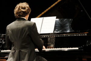 XXIV Międzynarodowy Festiwal Muzyczny im. Krystyny Jamroz w Buskim Samorządowym Centrum Kultury. Recital Nadzwyczajny. Na zdjęciu pianista Rafał Blechacz / Marzena Mąkosa / Radio Kielce