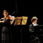 XXIV Międzynarodowy Festiwal Muzyczny im. Krystyny Jamroz w Buskim Samorządowym Centrum Kultury. Recital Nadzwyczajny. Na zdjęciu od lewej: Bomsori Kim (Korea Płd.) - skrzypce oraz Rafał Blechacz - fortepian / Marzena Mąkosa / Radio Kielce