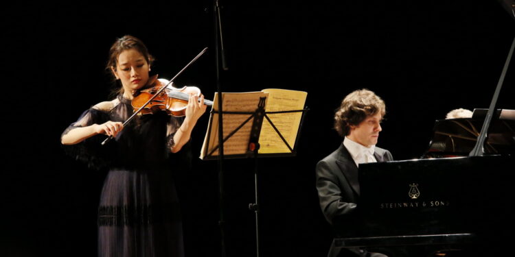 XXIV Międzynarodowy Festiwal Muzyczny im. Krystyny Jamroz w Buskim Samorządowym Centrum Kultury. Recital Nadzwyczajny. Na zdjęciu od lewej: Bomsori Kim (Korea Płd.) - skrzypce oraz Rafał Blechacz - fortepian / Marzena Mąkosa / Radio Kielce