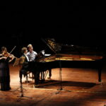 XXIV Międzynarodowy Festiwal Muzyczny im. Krystyny Jamroz w Buskim Samorządowym Centrum Kultury. Recital Nadzwyczajny. Na zdjęciu od lewej: Bomsori Kim (Korea Płd.) - skrzypce oraz Rafał Blechacz - fortepian / Marzena Mąkosa / Radio Kielce