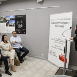 Wykład dr Ryszarda Śmietanki-Kruszelnickiego: „Pogrom Żydów w Kielcach 4 lipca 1946 r. w świetle najnowszych badań i literatury przedmiotu. Analiza krytyczna” w Centrum Edukacyjnym Instytutu Pamięci Narodowej „Przystanek Historia” w Kielcach. Na zdjęciu po prawej: dr Ryszard Śmietanka-Kruszelnicki. W pierwszym rzędzie od lewej: Krzysztof  Słoń - senator RP, Magdalena Kusztal - dyrektor Kieleckiego Centrum Kultury i Janusz Knap - prezes Zarządu Radia Kielce / Marzena Mąkosa / Radio Kielce