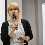 Wykład dr Ryszarda Śmietanki-Kruszelnickiego: „Pogrom Żydów w Kielcach 4 lipca 1946 r. w świetle najnowszych badań i literatury przedmiotu. Analiza krytyczna” w Centrum Edukacyjnym Instytutu Pamięci Narodowej „Przystanek Historia” w Kielcach. Na zdjęciu: Dorota Koczwańska - Kalita - naczelnik delegatury IPN w Kielcach / Marzena Mąkosa / Radio Kielce