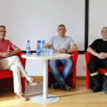 Spotkanie "Bezpieczne Wakacje" z udziałem przedstawicieli Państwowej Straży Pożarnej, ZTM-u oraz służby zdrowia. Na zdjęciu od lewej: Zbigniew Michnicki, kierownik działu przewozów ZTM w Kielcach, Krzysztof Kwiecień, ratownik medyczny i aspirant Piotr Sobczyk / Marzena Mąkosa / Radio Kielce