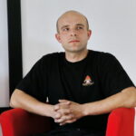 Spotkanie "Bezpieczne Wakacje" z udziałem przedstawicieli Państwowej Straży Pożarnej, ZTM-u oraz służby zdrowia. Na zdjęciu: aspirant Piotr Sobczyk / Marzena Mąkosa / Radio Kielce