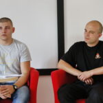 Spotkanie "Bezpieczne Wakacje" z udziałem przedstawicieli Państwowej Straży Pożarnej, ZTM-u oraz służby zdrowia. Na zdjęciu od lewej: Krzysztof Kwiecień, ratownik medyczny i aspirant Piotr Sobczyk / Marzena Mąkosa / Radio Kielce