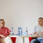 Spotkanie "Bezpieczne Wakacje" z udziałem przedstawicieli Państwowej Straży Pożarnej, ZTM-u oraz służby zdrowia. Na zdjęciu: Zbigniew Michnicki - kierownik działu przewozów ZTM w Kielcach oraz Krzysztof Kwiecień - ratownik medyczny / Marzena Mąkosa / Radio Kielce