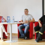 Spotkanie "Bezpieczne Wakacje" z udziałem przedstawicieli Państwowej Straży Pożarnej, ZTM-u oraz służby zdrowia. Na zdjęciu od lewej: Zbigniew Michnicki, kierownik działu przewozów ZTM w Kielcach, Krzysztof Kwiecień, ratownik medyczny i aspirant Piotr Sobczyk / Marzena Mąkosa / Radio Kielce