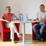 Spotkanie "Bezpieczne Wakacje" z udziałem przedstawicieli Państwowej Straży Pożarnej, ZTM-u oraz służby zdrowia. Na zdjęciu: Zbigniew Michnicki - kierownik działu przewozów ZTM w Kielcach oraz Krzysztof Kwiecień - ratownik medyczny / Marzena Mąkosa / Radio Kielce