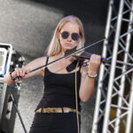 Koncertowe Lato z Radiem Kielce. Koncert zespołu ANKH w Parku Miejskim w Kielcach. Na zdjęciu: Joanna Kuliga - skrzypce  / Marzena Mąkosa / Radio Kielce