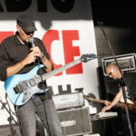 Koncertowe Lato z Radiem Kielce. Koncert zespołu ANKH w Parku Miejskim w Kielcach. Na zdjęciu: Piotr Krzemiński - gitara i wokal / Marzena Mąkosa / Radio Kielce