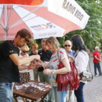 Koncertowe Lato z Radiem Kielce. Koncert zespołu ANKH w Parku Miejskim w Kielcach. Na zdjęciu po lewej: Piotr Michalski - Radio Kielce  / Marzena Mąkosa / Radio Kielce