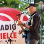 Koncertowe Lato z Radiem Kielce. Koncert zespołu ANKH w Parku Miejskim w Kielcach. Na zdjęciu: Piotr Krzemiński - gitara i wokal / Marzena Mąkosa / Radio Kielce