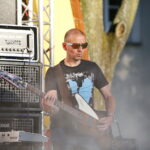Koncertowe Lato z Radiem Kielce. Koncert zespołu ANKH w Parku Miejskim w Kielcach. Na zdjęciu: Krzysztof Szmidt - gitara basowa, instrumenty klawiszowe  / Marzena Mąkosa / Radio Kielce