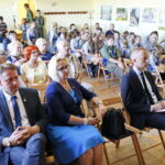 Dni Bodzentyna.Na zdjęciu w pierwszym rzędzie od lewej: Dariusz Skiba - burmistrz Miasta i Gminy Bodzentyn,  dr hab. prof. UJK Urszula Oeltingen i Andrzej Jarosiński - zastępca burmistrza / Marzena Mąkosa / Radio Kielce