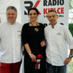 Śniadanie w ogrodzie Radia Kielce.  Na zdjęciu od lewej: Robert Sowa, Magdalena Sitek i Tomasz Pawlusek / Marzena Mąkosa / Radio Kielce