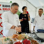 Śniadanie w ogrodzie Radia Kielce.  Na zdjęciu od lewej: Robert Sowa, Magdalena Sitek i Tomasz Pawlusek / Marzena Mąkosa / Radio Kielce