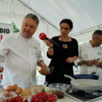 Śniadanie w ogrodzie Radia Kielce.  Na zdjęciu od lewej: Robert Sowa, Magdalena Sitek i Tomasz Pawlusek / Marzena Mąkosa / Radio Kielce