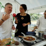 Śniadanie w ogrodzie Radia Kielce.  Na zdjęciu od lewej: Robert Sowa, Magdalena Sitek i Tomasz Pawlusek / Marzena Mąkosa / Radio Kielce