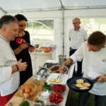 Śniadanie w ogrodzie Radia Kielce. Na zdjęciu od lewej: Robert Sowa, Magdalena Sitek i Tomasz Pawlusek / Marzena Mąkosa / Radio Kielce