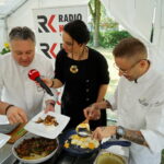 Śniadanie w ogrodzie Radia Kielce. Na zdjęciu od lewej: Robert Sowa, Magdalena Sitek i Tomasz Pawlusek / Marzena Mąkosa / Radio Kielce