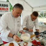 Śniadanie w ogrodzie Radia Kielce.  Na zdjęciu od lewej: Robert Sowa, Tomasz Pawlusek / Marzena Mąkosa / Radio Kielce