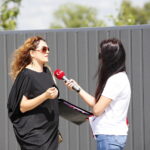 Protest mieszkańców. Są oburzeni planem stworzenia składowiska chemicznych odpadów na osiedlu pod kieleckim Telegrafem. Na zdjęciu od lewej: Iwona Kolasa - mieszkanka i Monika Miller - Radio Kielce  / Marzena Mąkosa / Radio Kielce