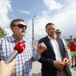 Protest mieszkańców. Są oburzeni planem stworzenia składowiska chemicznych odpadów na osiedlu pod kieleckim Telegrafem. Na zdjęciu od lewej: Jarosław Machnicki - dyrektor Wojewódzkiego Domu Kultury i Marcin Chłodnicki - kielecki radny / Marzena Mąkosa / Radio Kielce