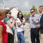 Protest mieszkańców. Są oburzeni planem stworzenia składowiska chemicznych odpadów na osiedlu pod kieleckim Telegrafem. Na zdjęciu od lewej: Anna Myślińska, Angelina Kosiek - Gazeta Wyborcza, Monika Miller - Radio Kielce, Jarosław Machnicki - dyrektor Wojewódzkiego Domu Kultury i Marcin Chłodnicki - kielecki radny / Marzena Mąkosa / Radio Kielce