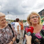 Seniorzy w Chęcinach. Po prawej udzielająca wywiadu Wanda Wawrzyk  / Marzena Mąkosa / Radio Kielce