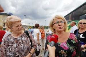 Seniorzy w Chęcinach. Po prawej udzielająca wywiadu Wanda Wawrzyk / Marzena Mąkosa / Radio Kielce