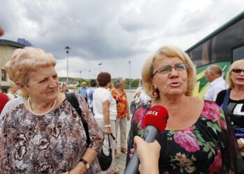 Seniorzy w Chęcinach. Po prawej udzielająca wywiadu Wanda Wawrzyk  / Marzena Mąkosa / Radio Kielce