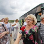 Seniorzy w Chęcinach. Na zdjęciu po prawej, udzielająca wywiadu Wanda Wawrzyk  / Marzena Mąkosa / Radio Kielce