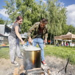 VIII Świętokrzyskie Święto Zalewajki w Osadzie Średniowiecznej w Hucie Szklanej. Na zdjęciu po prawej: Maksymilian Przybylski - kucharz  / Marzena Mąkosa / Radio Kielce