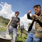 VIII Świętokrzyskie Święto Zalewajki w Osadzie Średniowiecznej w Hucie Szklanej. Na zdjęciu po prawej: Maksymilian Przybylski - kucharz  / Marzena Mąkosa / Radio Kielce