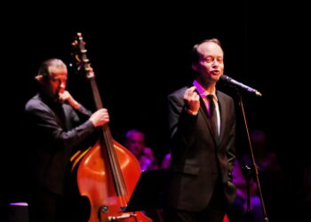 Tarasy Sztuki 2018 w Kieleckim Centrum Kultury. Jacek Bończyk Trio w programie "Mój Młynarski". Na zdjęciu od lewej: Konrad Kubicki- kontrabas, gitara basowa i Jacek Bończyk- wokal / Marzena Mąkosa / Radio Kielce