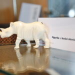 Wystawa przedmiotów, których nie można przywozić z wakacyjnych wycieczek w Izbie Administracji Skarbowej w Kielcach. Figurka z kości słoniowej  / Marzena Mąkosa / Radio Kielce