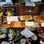 Wystawa przedmiotów, których nie można przywozić z wakacyjnych wycieczek w Izbie Administracji Skarbowej w Kielcach. Przedmioty z naturalnych skór zwierzęcych  / Marzena Mąkosa / Radio Kielce