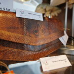 Wystawa przedmiotów, których nie można przywozić z wakacyjnych wycieczek w Izbie Administracji Skarbowej w Kielcach. Torebka ze skóry kobry indyjskiej  / Marzena Mąkosa / Radio Kielce