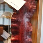 Wystawa przedmiotów, których nie można przywozić z wakacyjnych wycieczek w Izbie Administracji Skarbowej w Kielcach. Skóra z kobry indyjskiej / Marzena Mąkosa / Radio Kielce