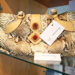 Wystawa przedmiotów, których nie można przywozić z wakacyjnych wycieczek w Izbie Administracji Skarbowej w Kielcach. Torebka ze skóry węża  / Marzena Mąkosa / Radio Kielce