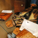 Wystawa przedmiotów, których nie można przywozić z wakacyjnych wycieczek w Izbie Administracji Skarbowej w Kielcach. Buty ze skóry pytona  / Marzena Mąkosa / Radio Kielce