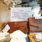 Wystawa przedmiotów, których nie można przywozić z wakacyjnych wycieczek w Izbie Administracji Skarbowej w Kielcach. Torebki ze skór  / Marzena Mąkosa / Radio Kielce