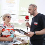Stacja wakacje w Ogrodzie Botanicznym w Kielcach. Na zdjęciu od lewej: Elżbieta Czajkowska, dyrektor Geoparku Kielce i Robert Felczak, Radio Kielce / Marzena Mąkosa / Radio Kielce