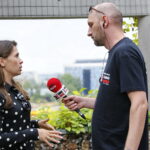 Stacja wakacje w Ogrodzie Botanicznym w Kielcach. Na zdjęciu od lewej: Katarzyna Socha, kierownik Ogrodu Botanicznego i Robert Felczak, Radio Kielce / Marzena Mąkosa / Radio Kielce
