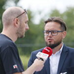 Stacja wakacje w Ogrodzie Botanicznym w Kielcach. Na zdjęciu od lewej: Robert Felczak, Radio Kielce i dr Bartosz Piwowarski, zastępca kierownika Ogrodu Botanicznego w Kielcach / Radio Kielce