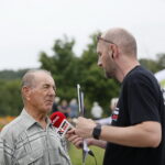 Stacja wakacje w Ogrodzie Botanicznym w Kielcach. Na zdjęciu: zwiedzający ogród i Robert Felczak, Radio Kielce / Marzena Mąkosa / Radio Kielce