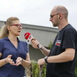 Stacja wakacje w Ogrodzie Botanicznym w Kielcach. Na zdjęciu od lewej: Grażyna Szymczak, dyrektor Ogrodu Botanicznego w Lublinie i Robert Felczak, Radio Kielce / Marzena Mąkosa / Radio Kielce