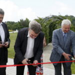 Uroczyste otwarcie Ogrodu Botanicznego. Przecięcie wstęgi przez Mariana Parafiniuka, byłego zastępcę prezydenta Kielc,  Wojciecha Lubawskiego, prezydenta Kielc i prof. Jerzego Puchalskiego / Marzena Mąkosa / Radio Kielce